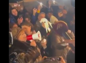 Մուշտակով փաթաթված և բարձրախոսով զինված ադրբեջանցի կինը չարախոսում է ԼՂ-ում շահագործվող հանքի թեմայով․Le Figaro-ի անդրադարձը