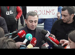 Приходить надо не с плакатами, а с камнями