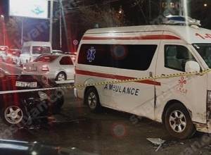 Երեւանում բախվել են շտապօգնության ավտոմեքենան և ՎԱԶ 2170-ը. կան վիրավորներ