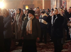 Ստեփանակերտի եկեղեցում Սուրբ Ծննդյան ճրագալույցի պատարագ է. Ուղիղ