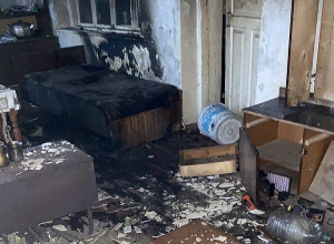 Պառկեցրել է թախտի վրա և հրկիզել, սակայն, հասկանալով, որ հորեղբայրը չի մահացել, հանգցրել է կրակն ու զանգահարել շտապօգնություն