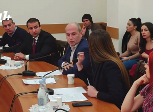 Կռիվ՝ ԱԺ-ում. «Բամբասկոտ կնոջ նման անունս եք տալիս», «Բամբասկոտ կինը ձեր ամուսինն ա»