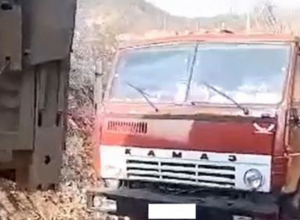 Կապան - Վերին Խոտանան ճանապարհին բեռնատար ավտոմեքենան բեռնվածության պատճառով չի կարողանում շարունակել ընթացքը