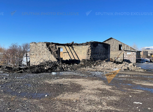 Կացարանի պատուհանը պատված է եղել ճաղավանդակներով, վերակարգի զինծառայողները եղել են բակում, իսկ ներսում քնած է եղել անձնակազմը․ Sputnik Արմենիա