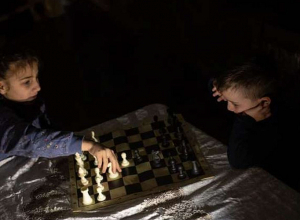 Արցախում երեխաները մթության մեջ շախմատ են խաղում