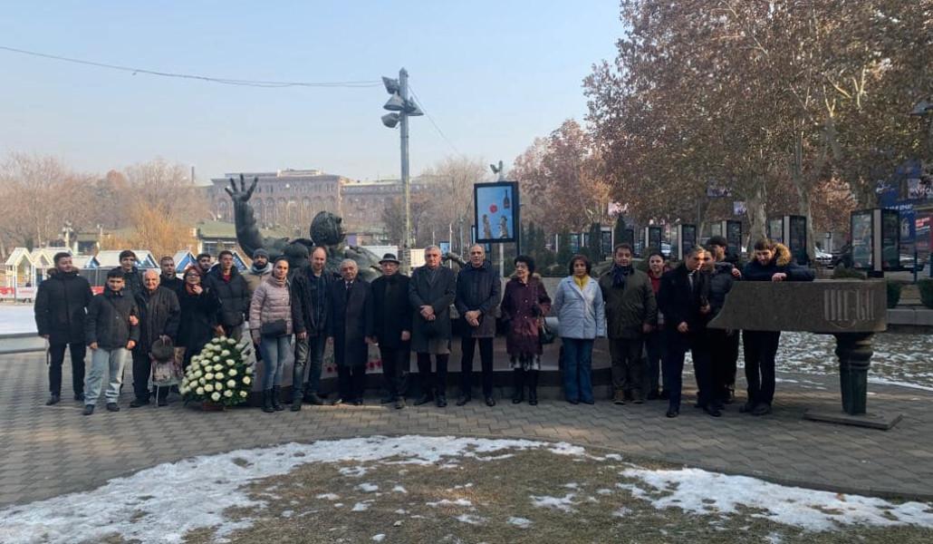 Sejumlah perwakilan budayawan meletakkan bunga di monumen Arno Babajanyan