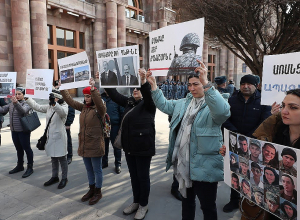 «Վարչապետը և ՊՆ-ն չպետք է խուսափեն պատասխանատվությունից». բողոքի ակցիա Կառավարության մոտ. ՈւՂԻՂ