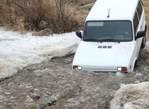 Զառիթափ գյուղում «VAZ-2121»-ն արգելափակվել է ցեխակույտում.դուրս բերելու համար անհրաժեշտ է օգնություն