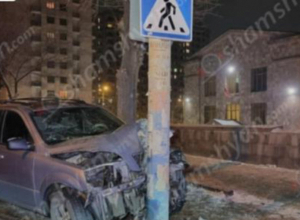 Kia Sorento-ն Երևանի քննչական վարչության դիմաց բախվել է երկաթե էլեկտրասյանը․ կան վիրավորներ․ Shamshyan.com