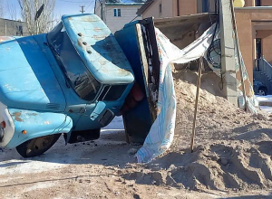 Երևանի Դուրյան թաղամասում բեռնատար է կողաշրջվել (լուսանկարներ)