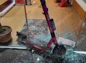 Ինքնագլդորով հարվածել ու կոտրել է «ՎիվաՍելի» գրասենյակի ապակին․ Shsmshyan.com