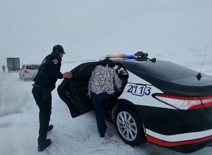 Полиция и спасатели проводят совместную круглосуточную службу на дорогах