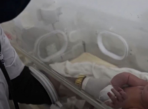 В Турции и Сирии достают из-под обломков людей