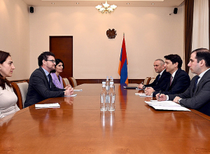 Министр финансов РА принял посла Великобритании в РА Джона Галлахера