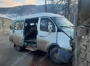 Վանաձորի Տարոն -4 թաղամասը սպասարկող «Գազել»-ը բախվել է «ԲՄՎ»-ին, ապա՝ դարպասին