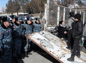 Հարյուրավոր ոստիկաններ ՊՆ նախկին շենքի մոտ են. բնակիչներին դուրս են հանում