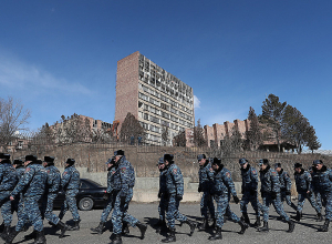 Լարված իրավիճակ. քաղաքացիները չեն ուզում դուրս գալ ՊՆ նախկին շենքից. Լուսանկարներ