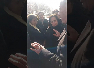 Վարդենիսի «Նյարդահոգեբանական տուն-ինտերնատ»-ի մի շարք աշխատակիցներ  բողոքի ցույց են իրականացնում