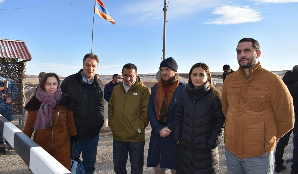 Rekan reporter PACE mengunjungi pos pemeriksaan di jalan yang menghubungkan Armenia ke Artsakh