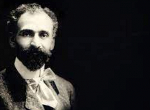 Պատվո պահակախումբը՝ Թումանյանի արձանի մոտ