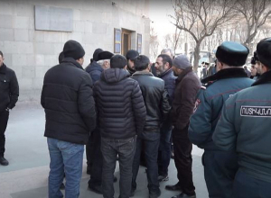 Акция протеста родителей военнослужащих, погибших при трагическом пожаре