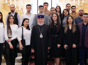Ամենայն Հայոց Կաթողիկոսն ընդունեց արցախցի երիտասարդներին