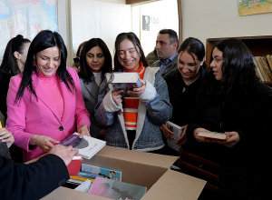 Հանրապետության նախագահի աշխատակազմը գրքեր է նվիրել մարզային գրադարաններին