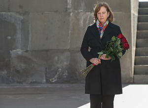 Посол США почтила память жертв Геноцида армян в Мемориальном комплексе Цицернакаберда