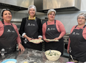 ԱՄՆ դեսպանը Մեծամորում ԼՂ-ից տեղահանված ընտանիքների հետ ժենգյալով հաց է պատրաստել