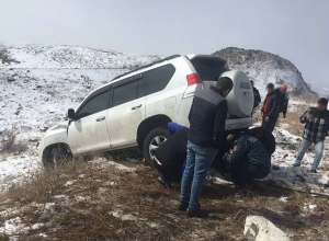 Փրկարարները ճանապարհի երթևեկելի հատված են դուրս բերել ձորը կախված ավտոմեքենան