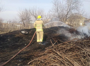 Նալբանդյան գյուղի կենտրոնում այրվում են էլեկտրական սյուն և ծառեր