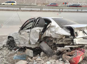 Արարատի մարզում ՊՆ ծառայողը BMW-ով բախվել է գազալցակայանի պատին և հայտնվել քարերի վրա, վիրավորը ևս ՊՆ ծառայող է․ Shamshyan.com