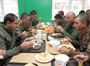 Սուրեն Պապիկյանը ճաշել է ժամկետային զինծառայողների հետ
