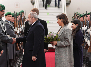 Премьер-министр Армении с супругой и дочерью прибыл в Берлин с рабочим визитом