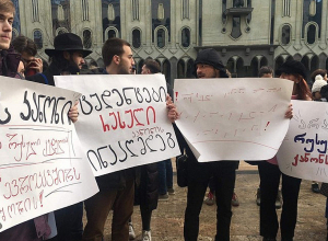 Բողոքի ցույց Վրաստանի խորհրդարանի դիմաց, Jnews.ge