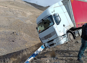Բեռնատարը դուրս է եկել ճանապարհի երթևեկելի հատվածից և կախվել դեպի ձորը