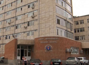 2-ամյա երեխան 4-րդ հարկի պատուհանից անզգուշաբար ցած է ընկել․ բժիշկները պայքարում են նրա կյանքի համար