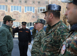 Սուրեն Պապիկյանը շարունակել է առանձնազրույցները սպաների հետ