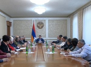 Նախագահ Հարությունյանը Հանրային խորհրդի անդամների հետ քննարկել է հանրապետությունում ստեղծված իրավիճակը