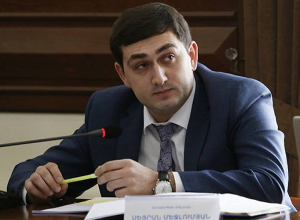 Հրաչյա Սարգսյանի հետ հեռանում է նաեւ Երեւանի քաղաքապետարանի աշխատակազմի քարտուղարը