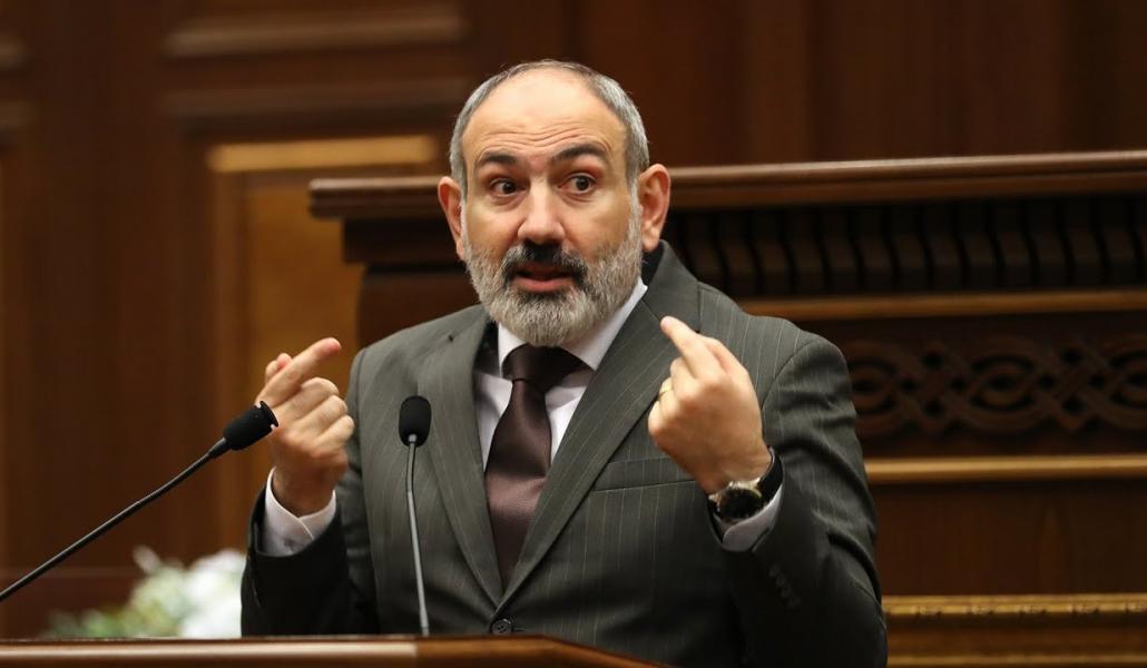 Pashinyan menjawab pertanyaan anggota parlemen.  SECARA LANGSUNG