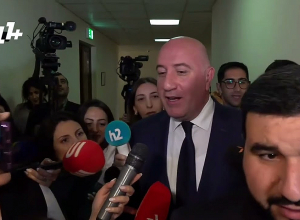 Дайте пройти, следите за официальными новостями: Министр обороны не ответил на вопросы