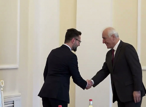 Мы просим Вас передать эту достоверную информацию всем нашим партнёрам в других странах: президент - президенту Группы дружбы Польша-Армения