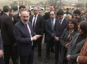 Премьер-министр ознакомился с ходом строительства Гарнаховитской школы и пообщался с жителями Гарнаховита