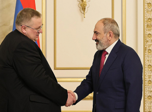 Премьер-министр Пашинян принял заместителя председателя правительства РФ