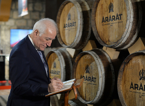 Ваагн Хачатурян принял участие в церемонии закладки своей именной бочки на Ереванском коньячном заводе