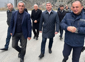 Գնել Սանոսյանը հանդիպել է Վերին Լարսի անցակետում գտնվող հայ վարորդների հետ