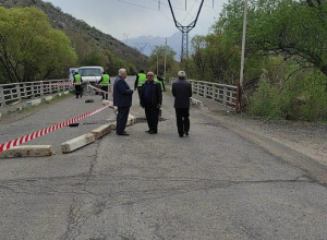 Գետափ գյուղի մոտի կամրջի երթևեկությունը մասամբ միակողմանի է՝ հողաշերտի սահքի պատճառով