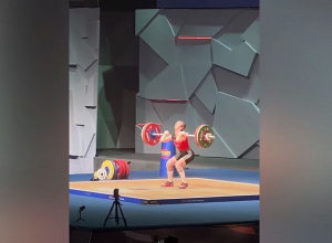 Թուրք ծանրորդուհին ծանրաձողն անհաջող բարձրացնելուց հետո կորցրել է գիտակցությունը