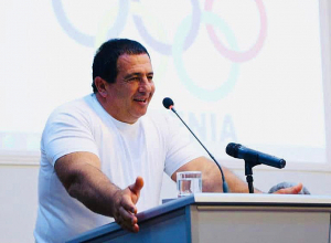 Մինչ հայ հասարակությունը բաժանված երկու մասի քննարկում է դրոշի հայտնի պատմությունը, Թուրքիայում երկու անգամ բարձրացվեց մեր եռագույնը․ Ծառուկյան